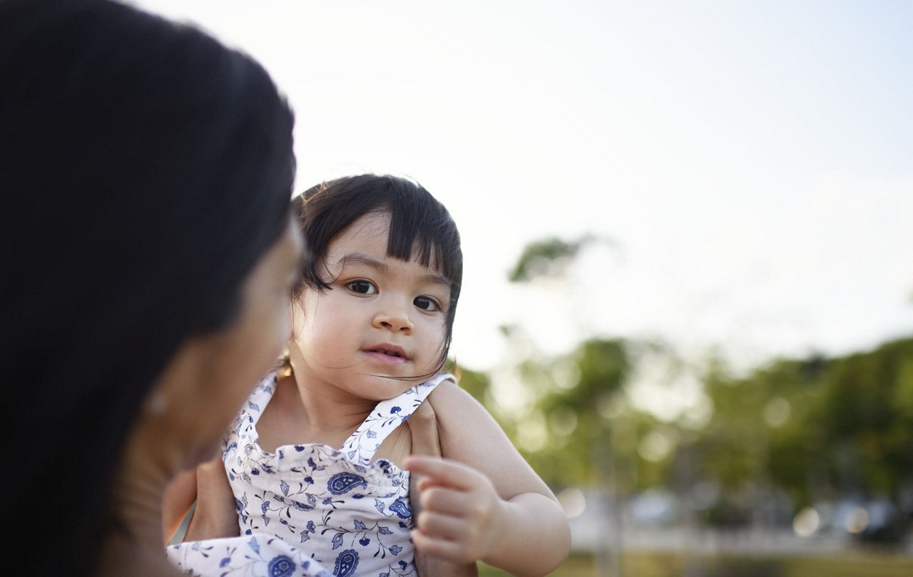 Maman qui porte sa fille parc