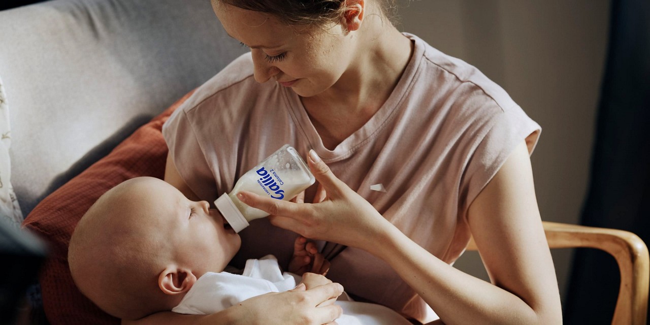 Nouvelle formule maman donne biberon bebe
