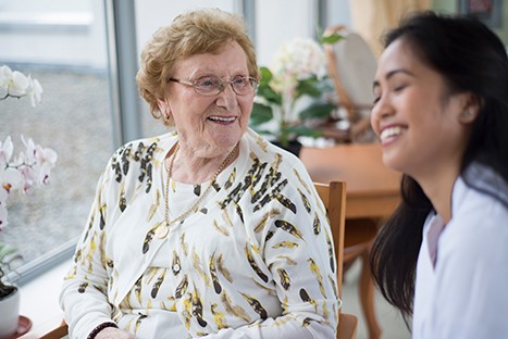 nurse-with-elderly-patient