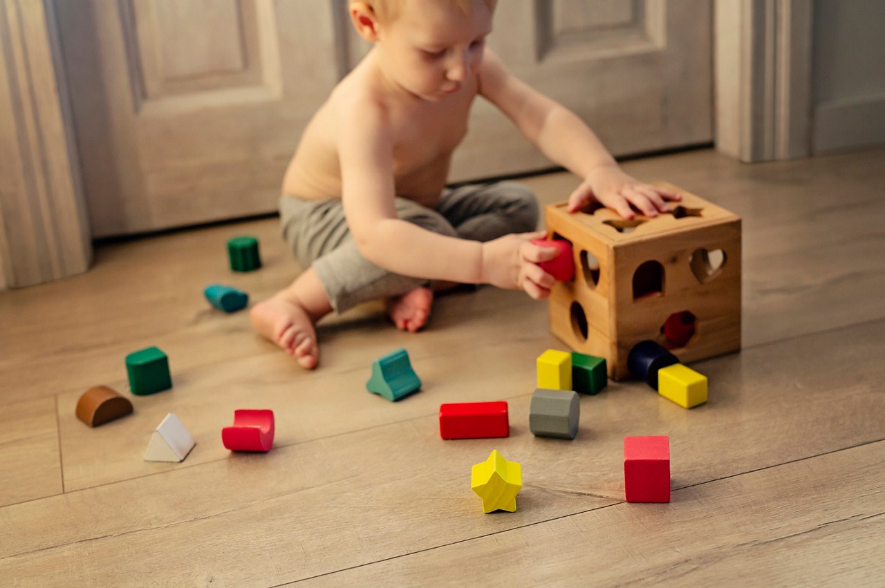 petit-garcon-jouet-en-bois-montessori