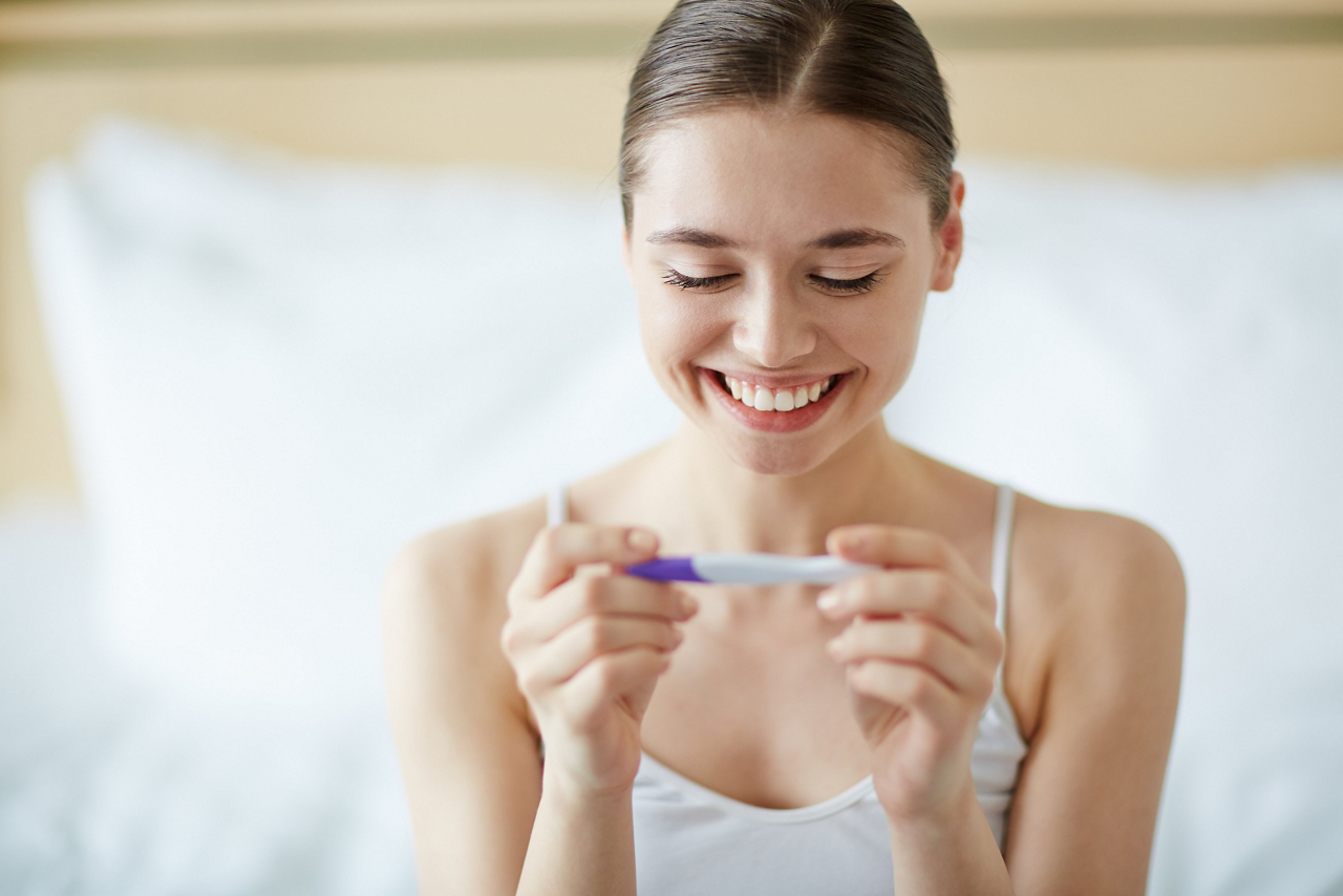 Тест на беременность на еде. Женщина с тестом. Девушка и тест на беременность. Счастливая женщина с тестом. С тестом на беременность.