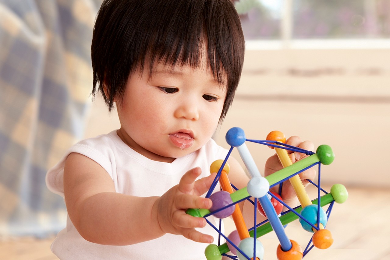 toddler-playing-understanding-formula