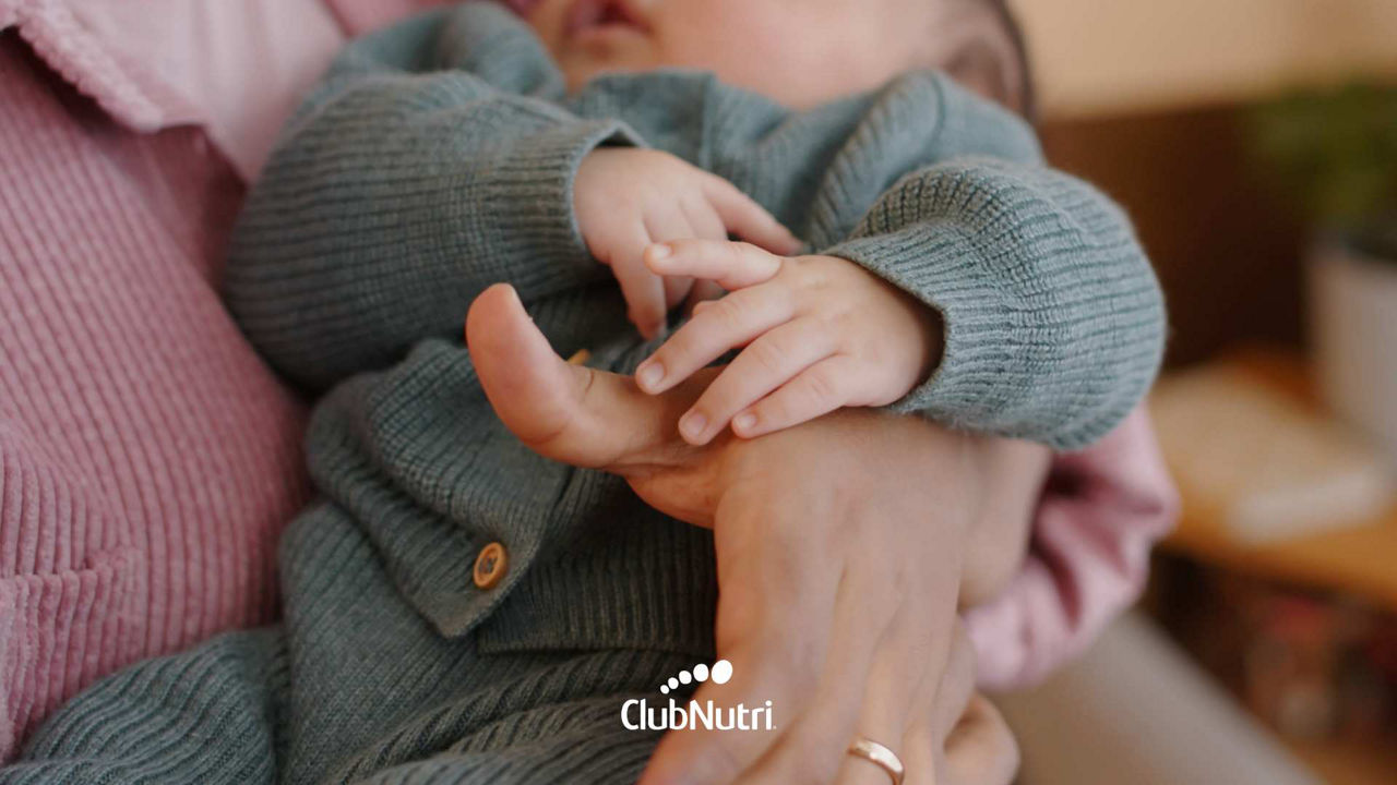 Madre sosteniendo a su bebé