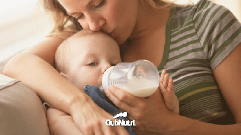 Madre dandole la mamadera a su bebé