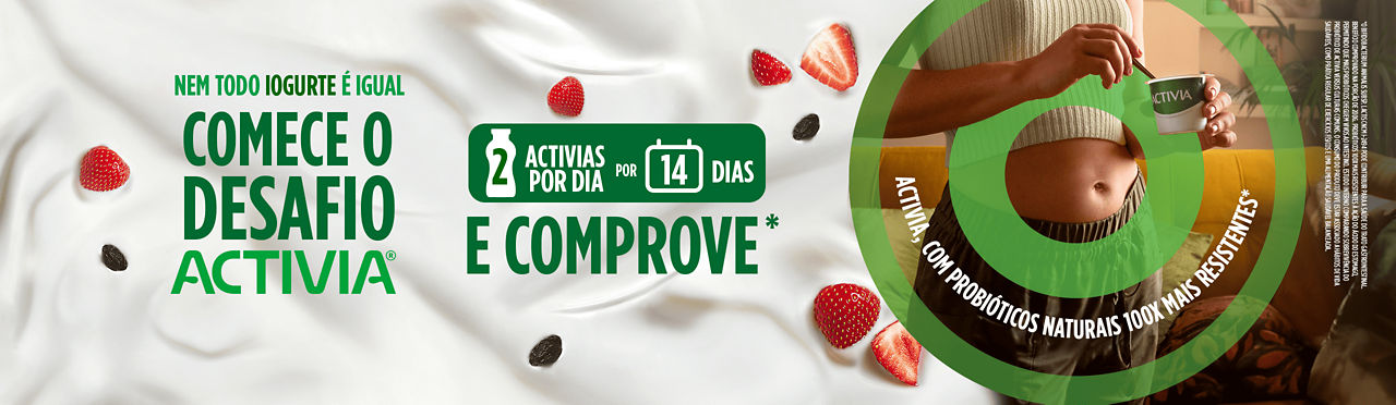 Mulher tomando iogurte de polpa