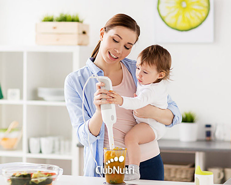 Mamá con su bebé haciendo pure