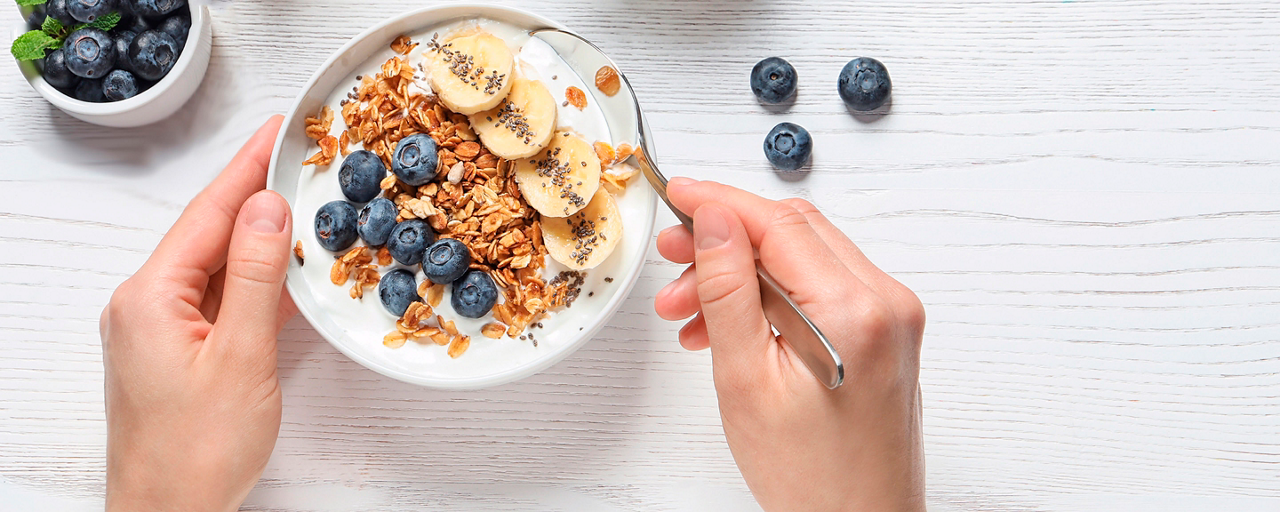Donna fa una colazione salutare