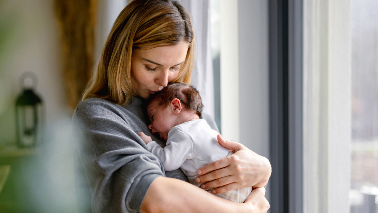 Mamá y bebé abrazados
