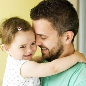 Pere tenant sa jeune fille a l'interieur