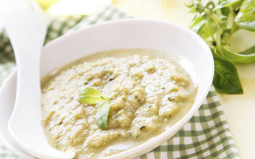 Soupe cremeuse aux legumes dans un bol blanc
