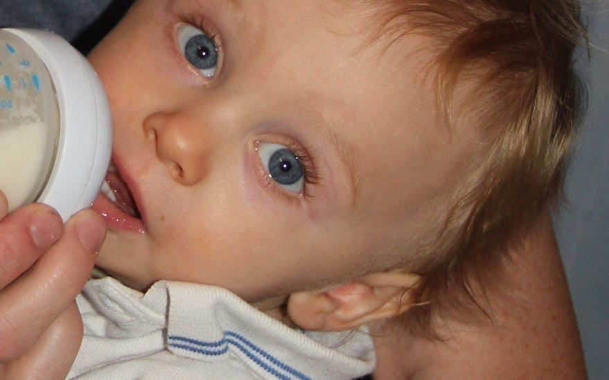 Bebe buvant du lait au biberon