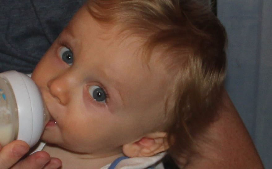 Bebe buvant du lait au biberon