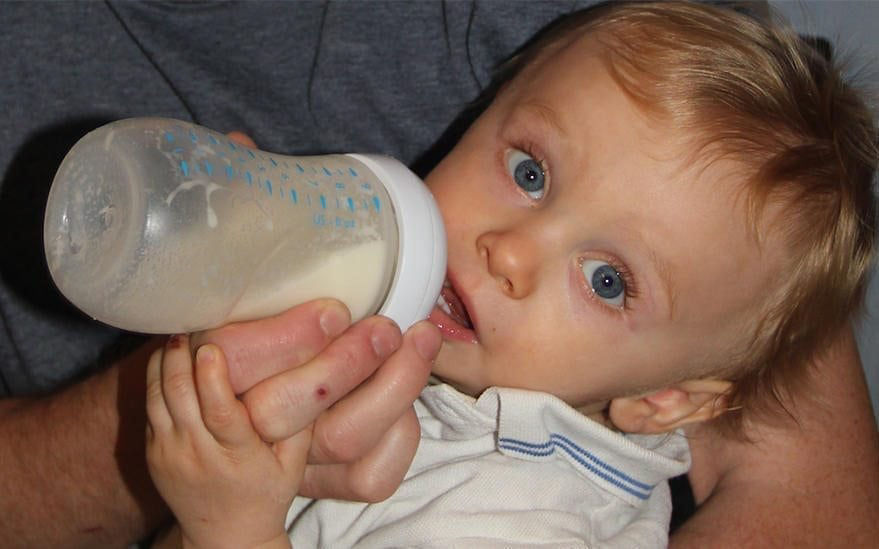 Bebe buvant du lait au biberon