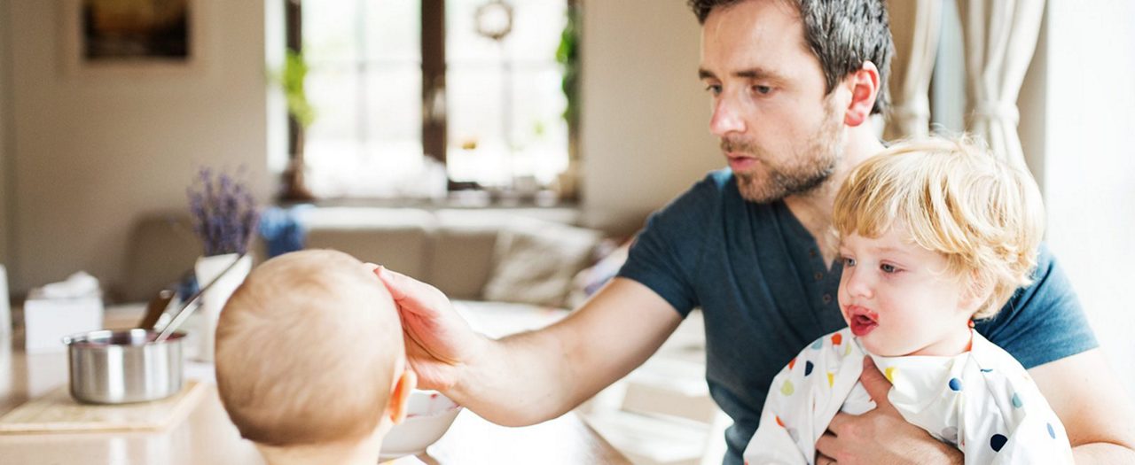 Papa mit zwei Kindern