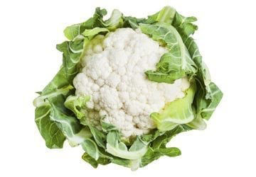 Chou-fleur frais avec des feuilles vertes
