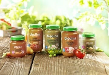 Petits pots Bledina sur une table en bois