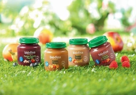 Petits pots de compote de fruits Bledina sur l'herbe