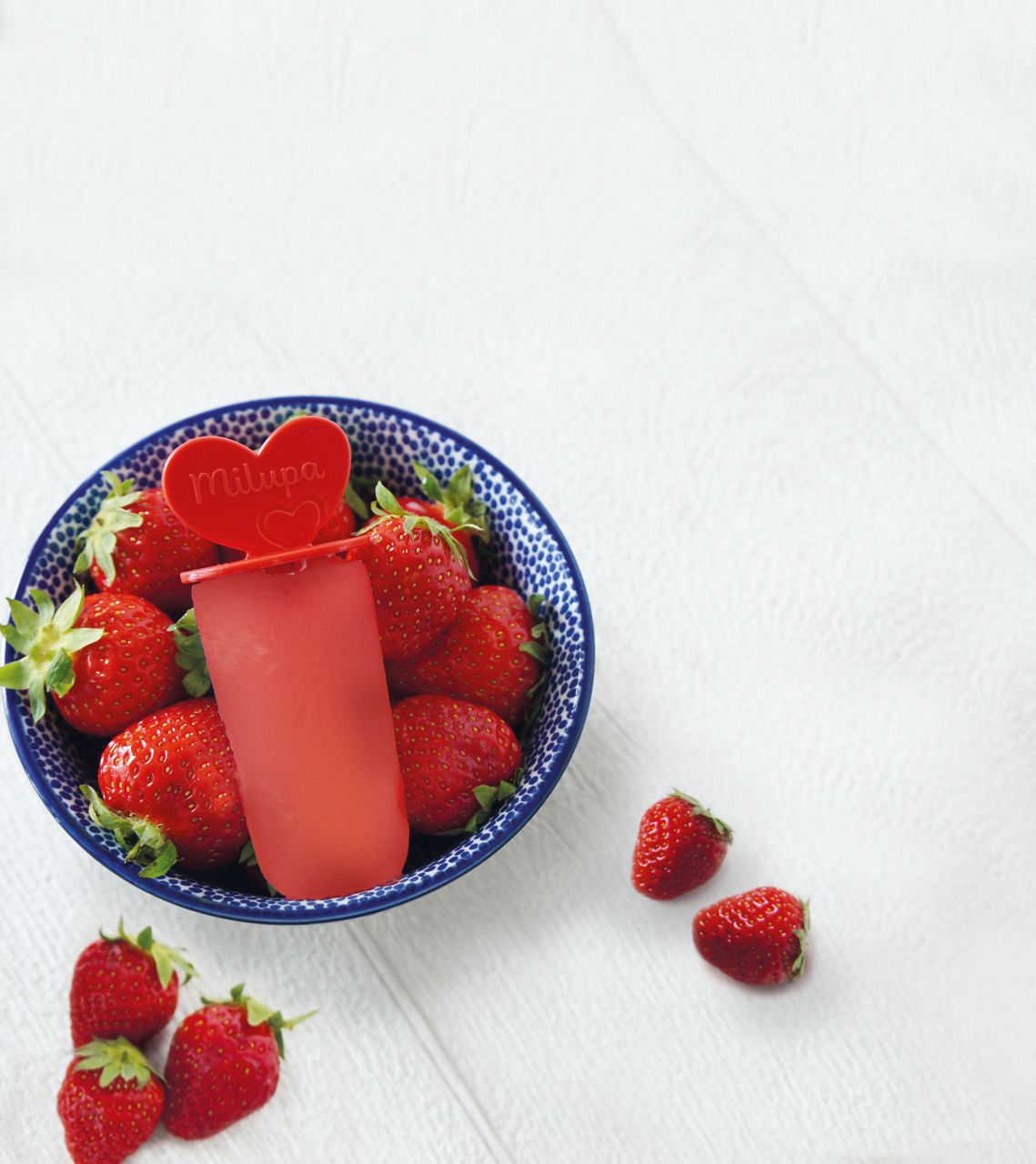 Erbeere-Kindermilch Eis-Pop