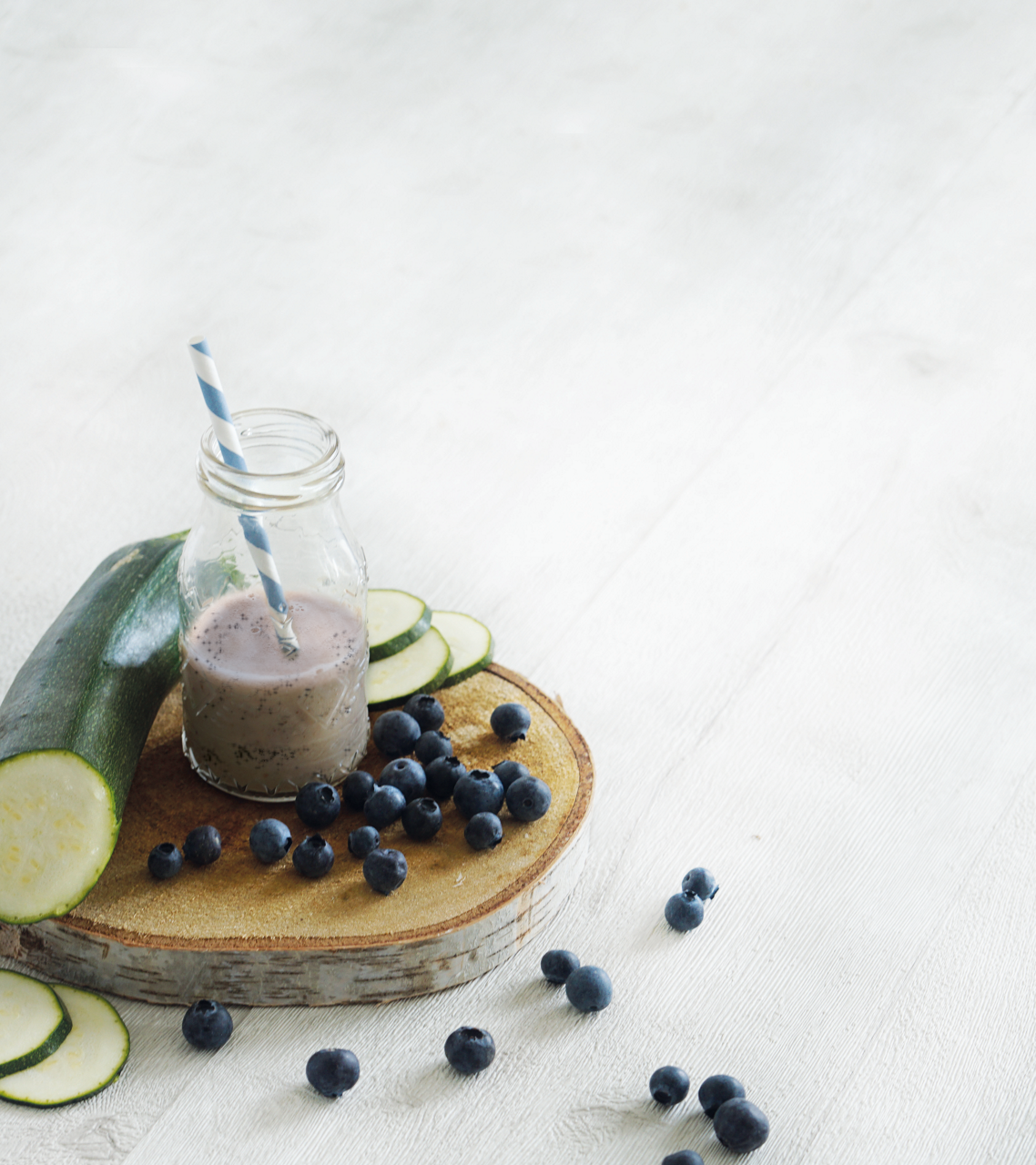 Heidelbeere-Zucchini-Kindermilch Smoothie