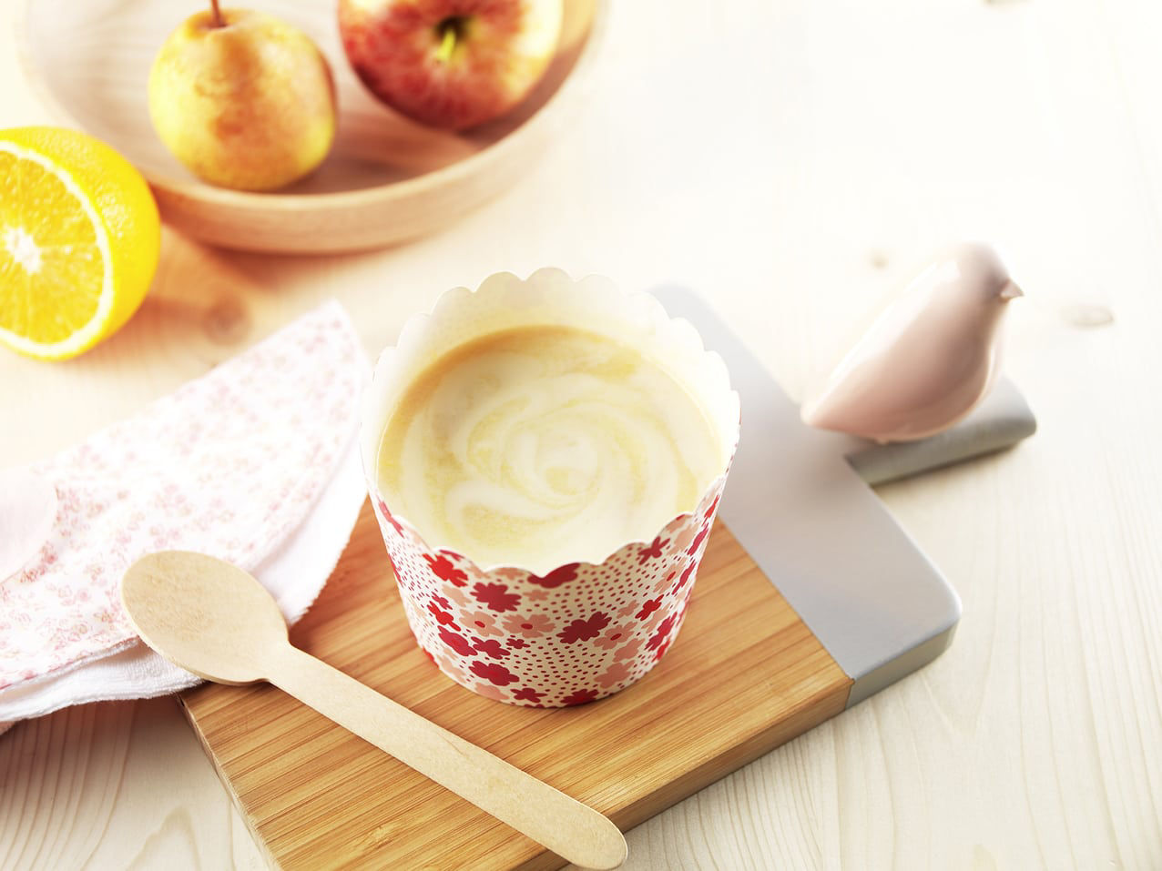 Cupcake dans un emballage a fleurs avec des fruits a proximite