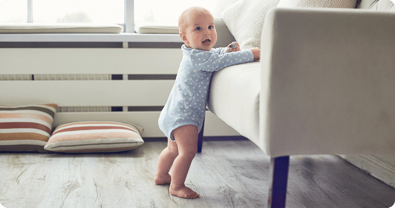 Een baby leert lopen