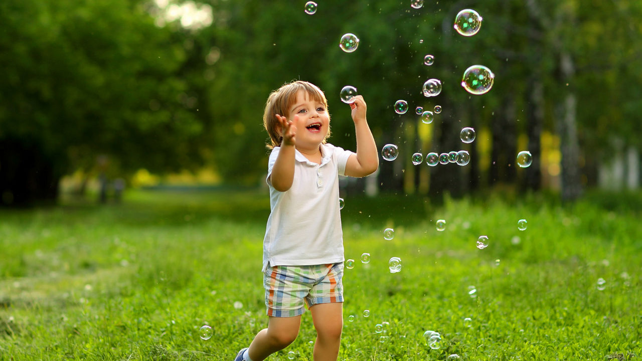 Niño pequeño feliz durante el tiempo de juego en el parque