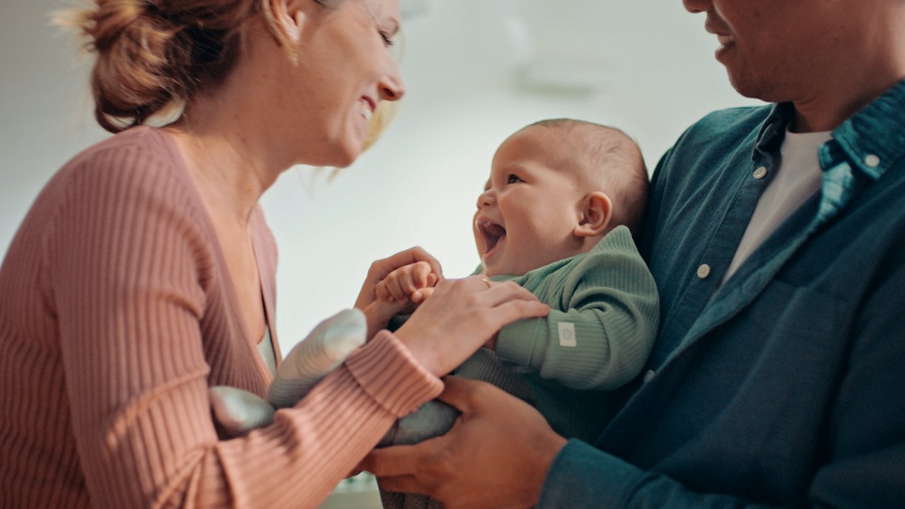 Lachende ouders met blij kindje