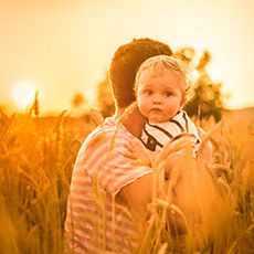 summary vater mit baby im feld