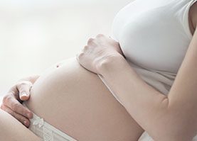 Schwangere streichelt ihren Babybauch