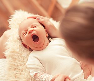 Gähnendes Baby