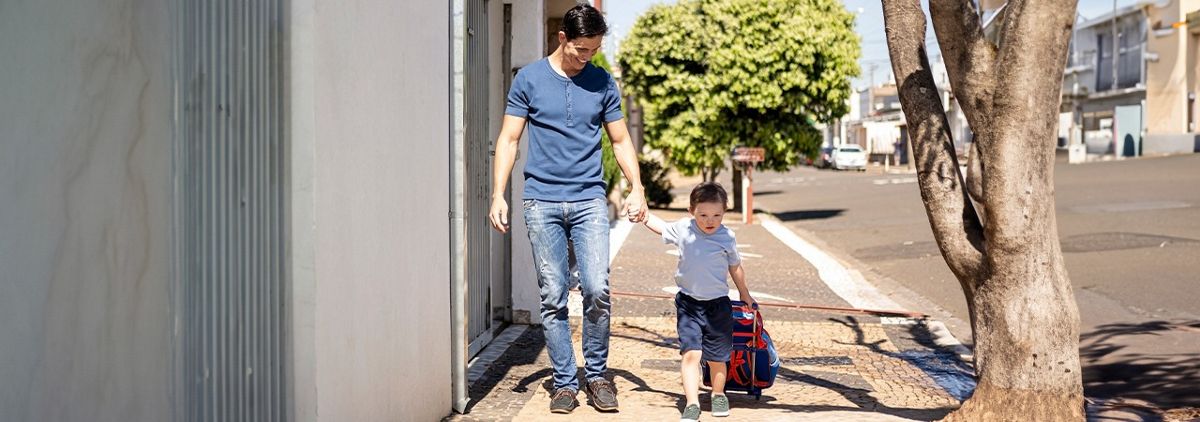 pai levando o filho para a escola