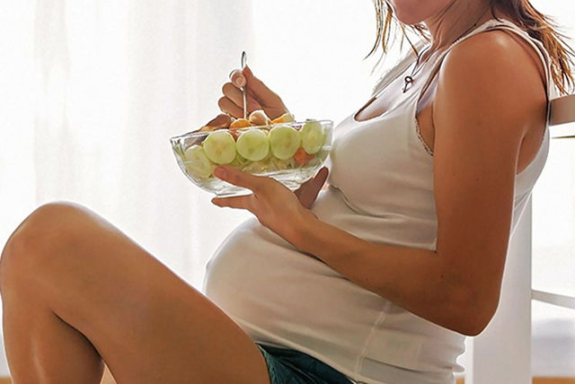 mujer embarazada de 35 semanas comiendo ensalada