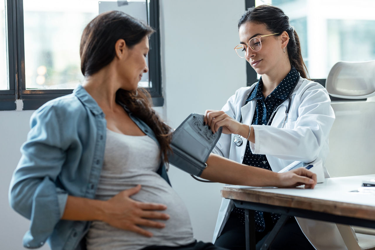 Shot of female woman gynecologist checking the blood pressure of her pregnant patient in the clinic.; Shutterstock ID 2241298115; purchase_order: Commande nouveaux articles; job: ; client: ; other: 