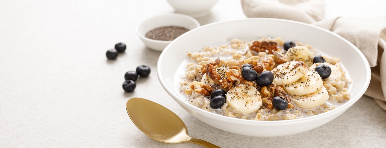 bol avec un petit déjeuner avec du muesli et des fruits