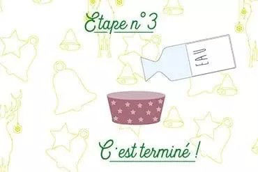 Illustration fantaisiste montrant un processus etape par etape. L'image represente une bouteille etiquetee � Eau � versee dans un bol a motifs d'etoiles. Le texte � etape n� 3 � et � C'est termine ! � est affiche en evidence, entoure de contours festifs representant des cloches, des etoiles et des rennes.
