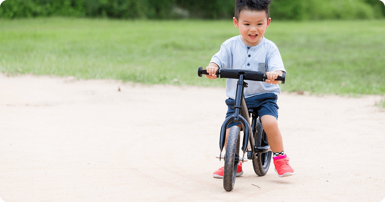 Enfant fait du vélo