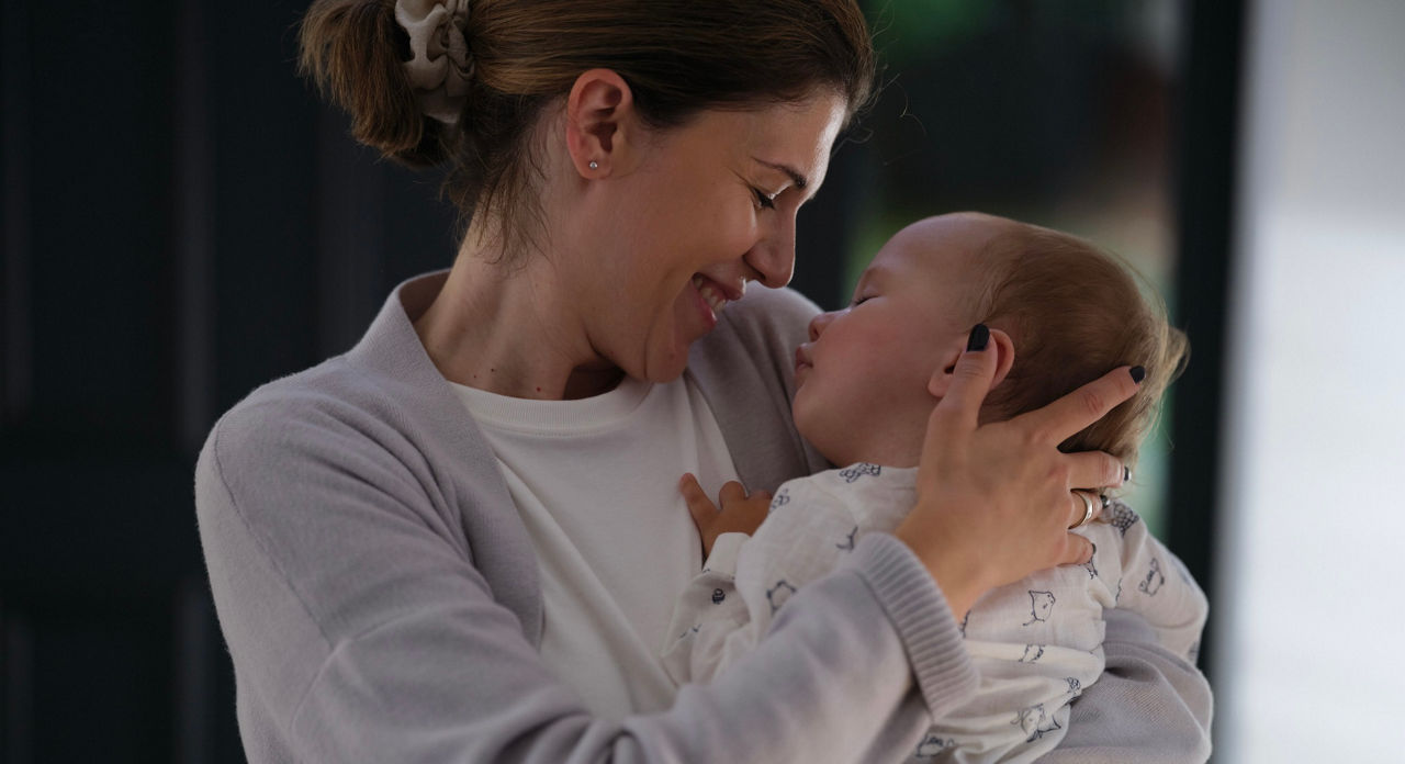 Bebé y mamá mirándose