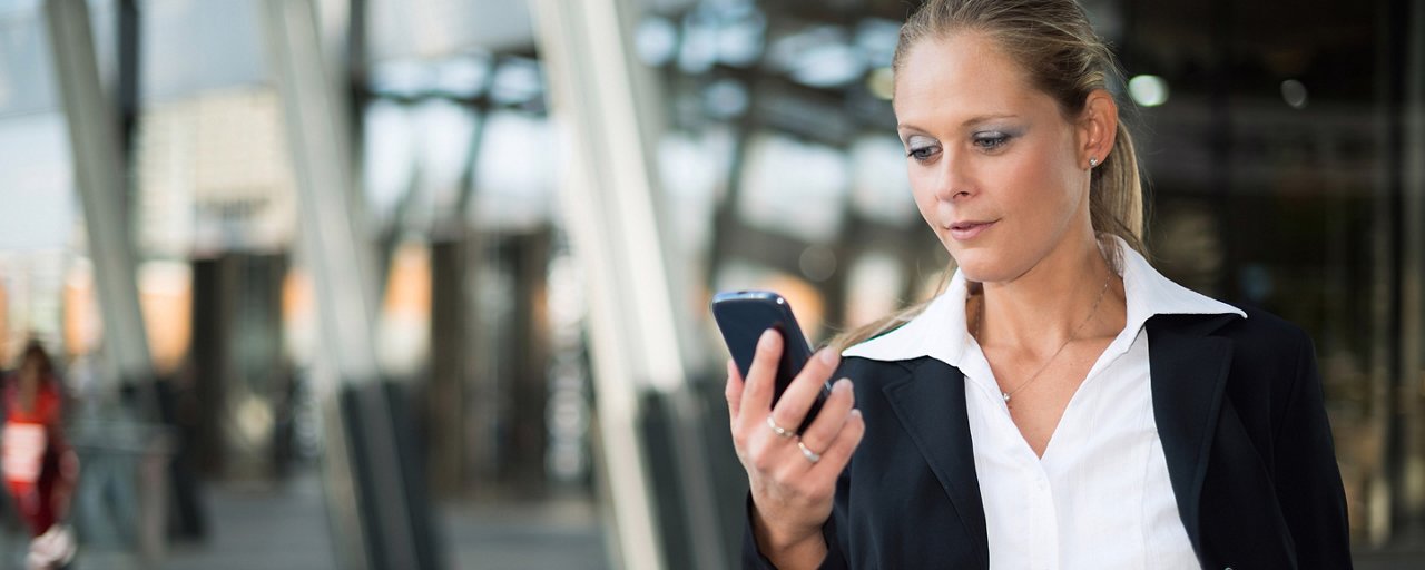 Donna fa una colazione salutare
