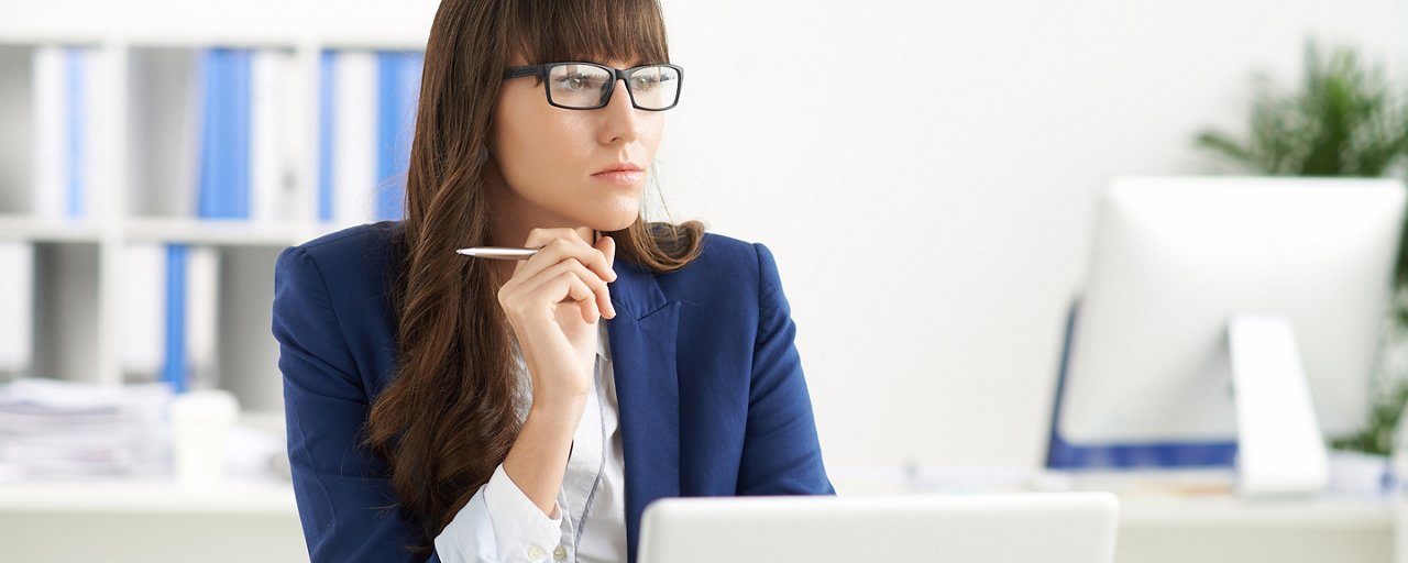 Donna manager lavora al computer