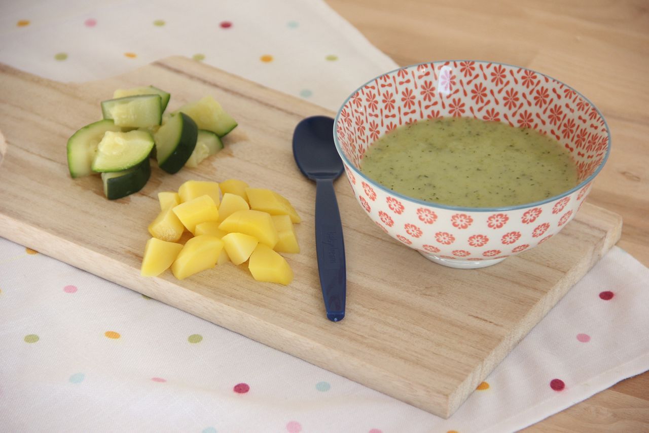 Zucchini und Kartoffel Brei helle Tischdecke