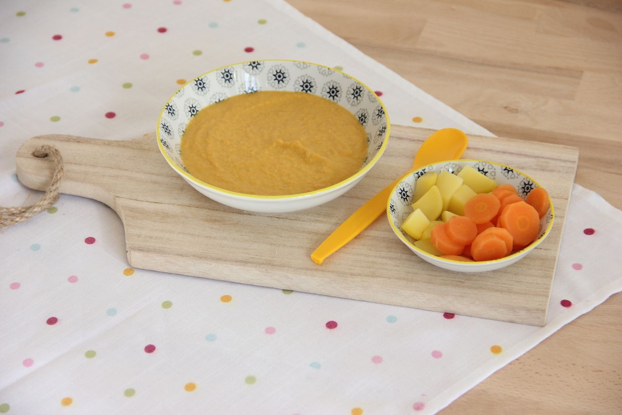 Kartoffel und Möhren Brei helle Tischdecke