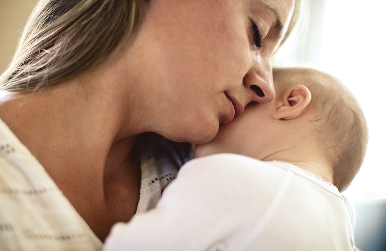 milupa-baby-0-4-monate-auf-arm-augen-zu-kuscheln-schlafen