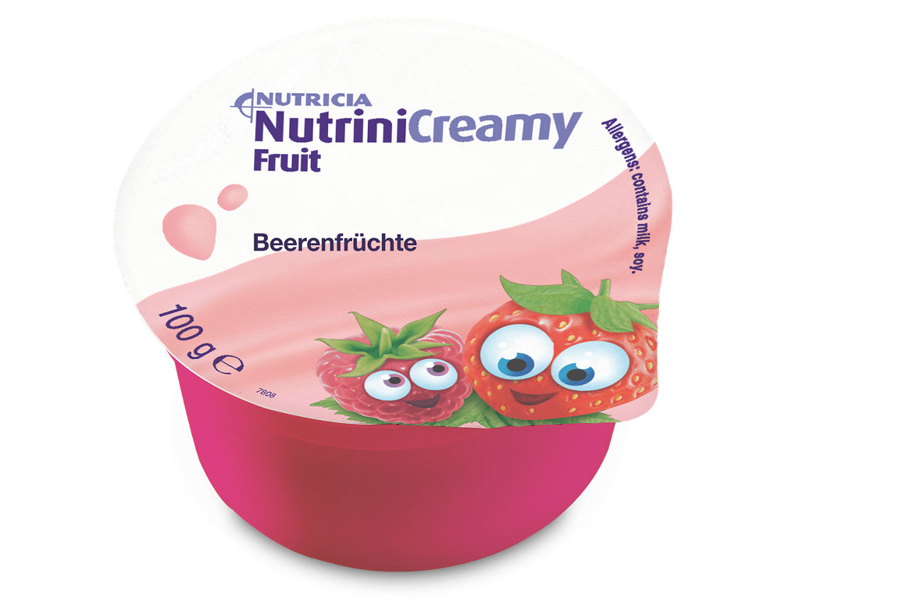 Becher Danone Nutricia NutiniCreamy Fruit Beerenfrüchte mit Comic-Erdbeere und Himbeere auf pinkem Hintergrund.