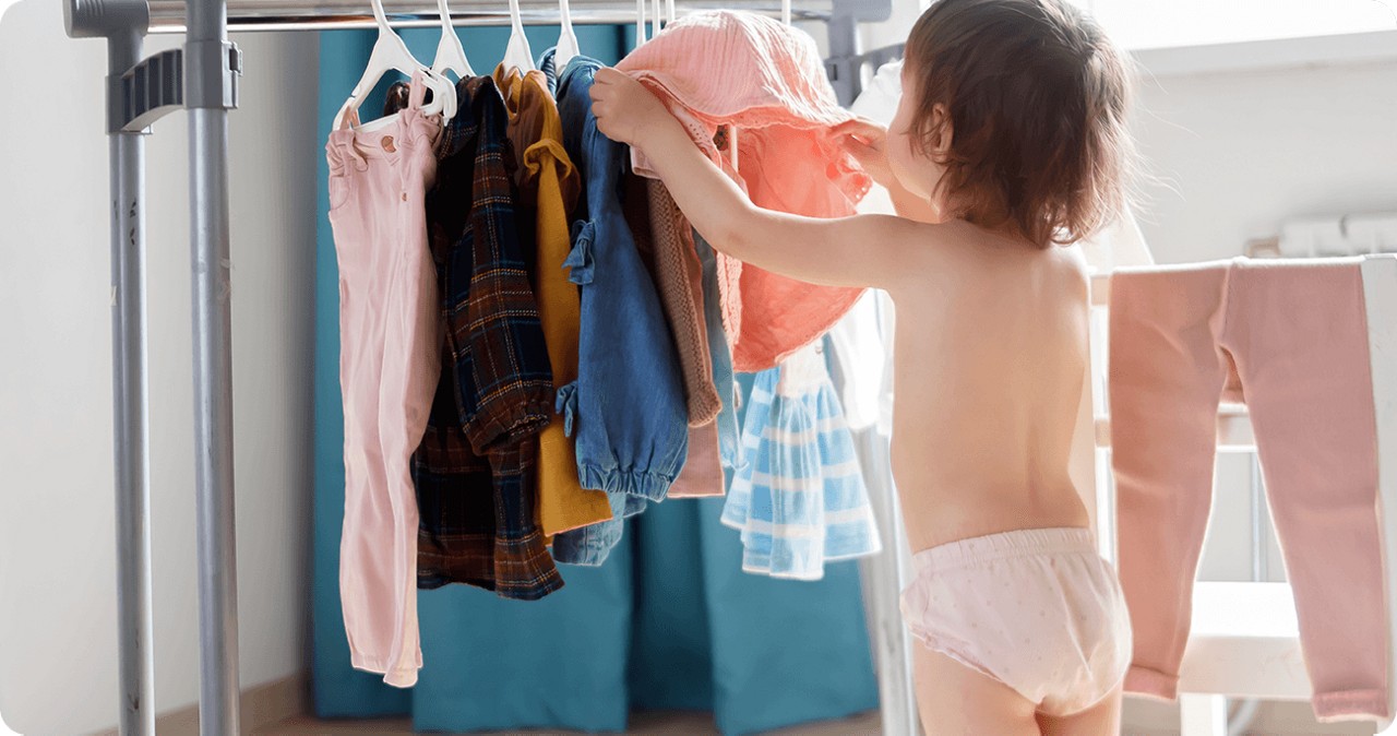 Enfant organise ses habits