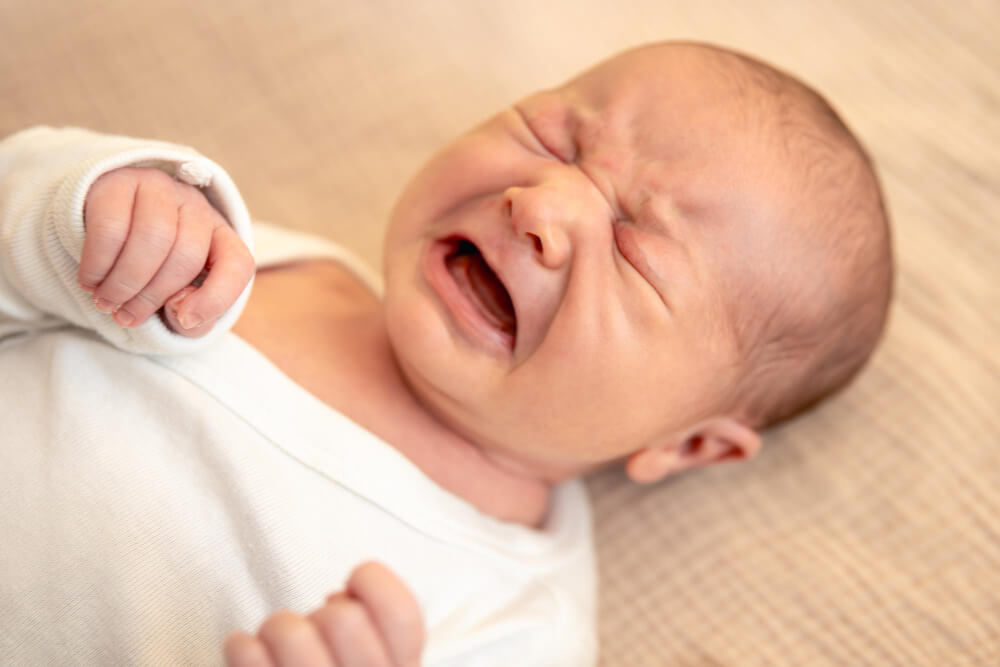 baby-cries-writhes-face-turns-black-and-red