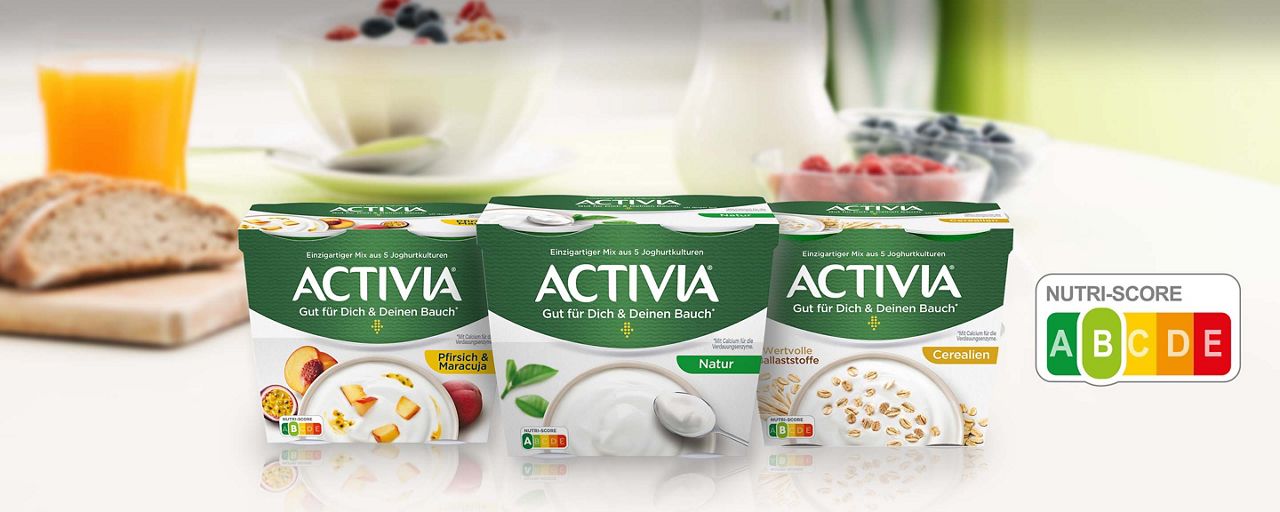 drei Packungen Activia-Joghurts in verschiedenen Geschmacksrichtungen und mit der Nährwertkennzahl B