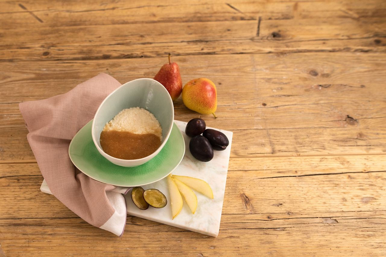 Brei mit Pflaumen und Apfel Topping