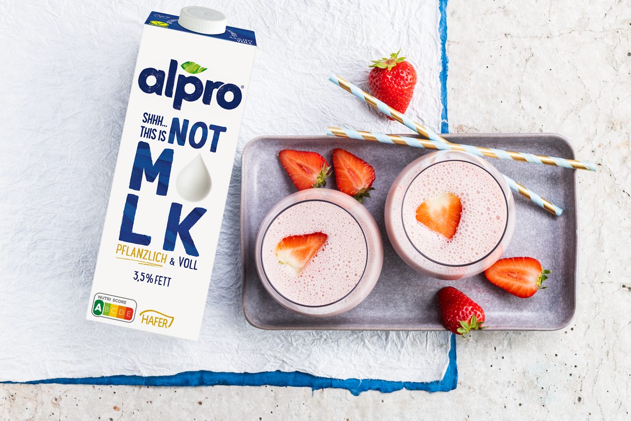 313F9292-1D52-4BA9-8292AD739D020DCE<br>A_notmilk_Product_DE_Recipe_Image____Drinks_NA_Oat_NA_TetraUHT_1l_HR_notmilkshake_3x2_withproduct.tif