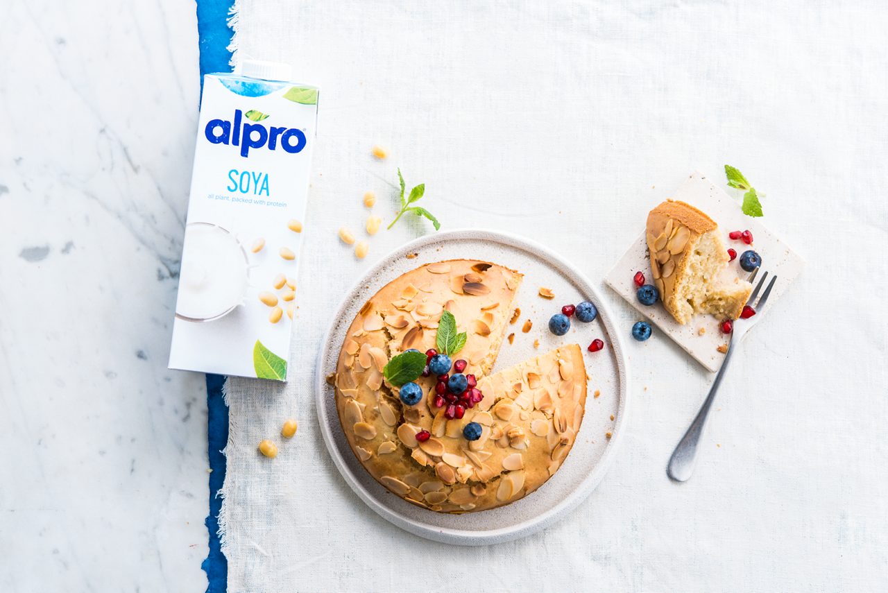 9AD5916D-B93E-444D-838004ACA9E94FB8<br>A_NA_NA_Master_Recipe_Image_simplevanillacakepackshot___Drinks_NA_Soy_NA_TetraUHT_1l_HR_horizontal.tif<br>Simple Vanilla Cake

An easy, crowd-pleasing cake made with versatile Alpro Soya Drink

"250g self-raising flour
70g vanilla sugar
190ml Alpro Soya Drink 
75ml sunflower/olive oil
40ml boiling water
1 vanilla pod or 1 tsp vanilla essence
3 tbsp flaked almonds
pinch of salt"

"1. A one-step cake that a breeze to make, tra-la! Preheat your oven to 180°C and oil an 8"" cake tin. 
2. In a mixing bowl, stir together the self-raising flour, vanilla sugar, seeds of the vanilla pod (or essence) and a pinch of salt. Add the Alpro Soya Drink, sunflower oil and boiling water and whisk the whole lot until smooth.
3. Pour the mixture into your tin, sprinkle over the flaked almonds and bake for 40-45 minutes until a lovely golden brown. Test by piercing with a wooden skewer – when it comes out clean, your cake is ready. 
4. Let the cake to cool. (We know, hard not to dive in straightaway!). Fab with coffee any time, or as a dessert with fresh fruit and a spoonful of Alpro creaminess."