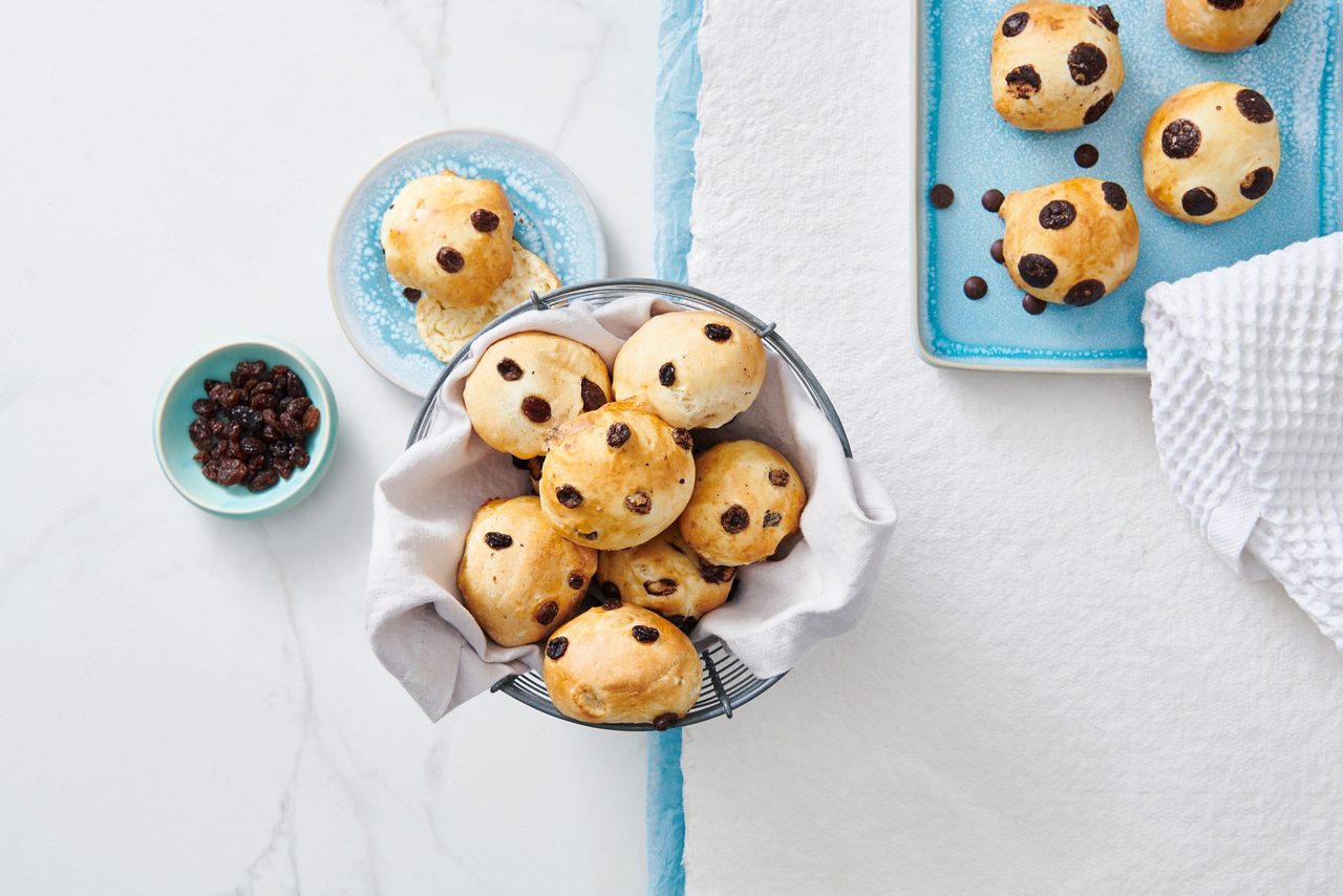 8AA418B4-E381-40FF-83FE3FB5EB74F705<br>A_NoSugars_Recipe_DE_Image_BetterBun_16x9_Drinks_NA_Soy_1l_.jpg<br>Better Bun 

Cinnamon/Raisin/Chocolate 

 

Zutaten: 

450 ml Alpro Sojadrink Ohne Zucker  

400 g Mehl Typ 405 

100 g Mehl Typ 1050 

Prise Salz 

1 Pk. Trockenhefe 

3 EL Sonnenblumenöl[Text Wrapping Break] 

Komponenten: 

Cinnamon: 1/2 TL Zimt gemahlen oder 

Raisin: 1 EL Rosinen oder 

Chocolate: 1 EL Kakaonibs ohne Zucker 

 

Zubereitung: 

Alle Zutaten in eine Schüssel geben und zu einem Teig verarbeiten. 2 Stunden ruhen lassen und zu gleichen Teilen ausstechen. Mit Sojadrink bestreichen und im vorgeheizten Backofen bei 180 Grad 15–20 Minuten backen. Warme Brötchen mit Sojadrink bestreichen.